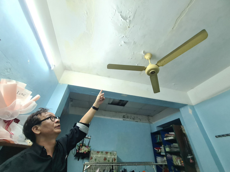 Phòng 503, 504 của gia đình ông Nguyễn Đức Khuê (NSƯT Đức Khuê) tại của nhà E2 - khu tập thể Hồ Việt Xô bị thấm dột nghiêm trọng vì công trình trái phép.