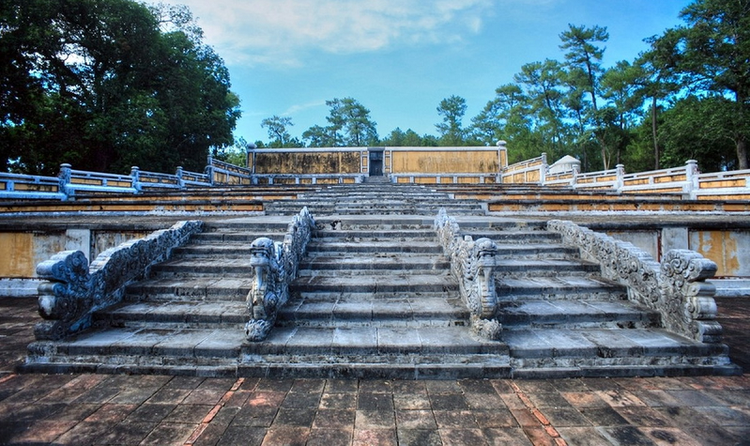 Sân chầu ở lăng Gia Long.