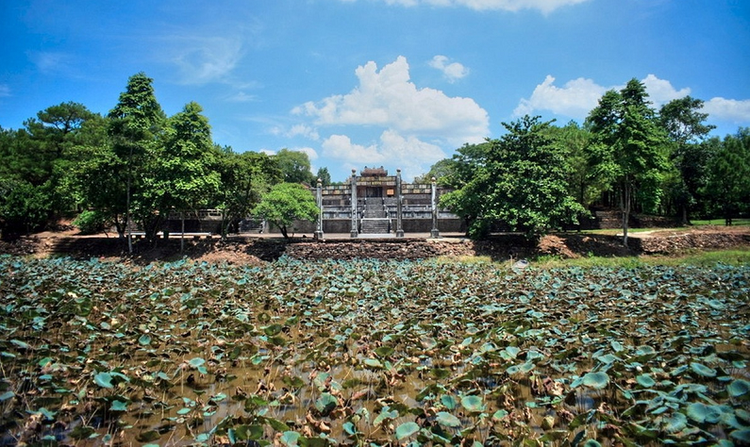 Khu tẩm điện của lăng Thiệu Trị nhìn từ hồ Điện.