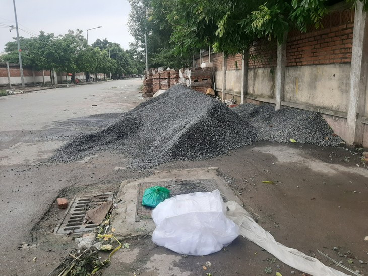 Vật liệu xây dựng tràn ra lòng đường, vỉa hè. Vật liệu xây dựng tràn ra lòng đường, vỉa hè.