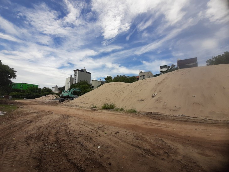 Bãi tập kết vật liệu xây dựng tại phường Hà Cầu. Bãi tập kết vật liệu xây dựng tại phường Hà Cầu.