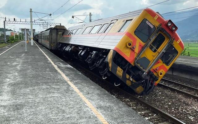 Cơ quan Đường sắt Đài Loan cho biết 6 toa tàu đã trượt ra khỏi đường ray tại nhà ga Đông Lý ở phía đông Đài Loan sau khi một phần của vòm sân ga bị sập.