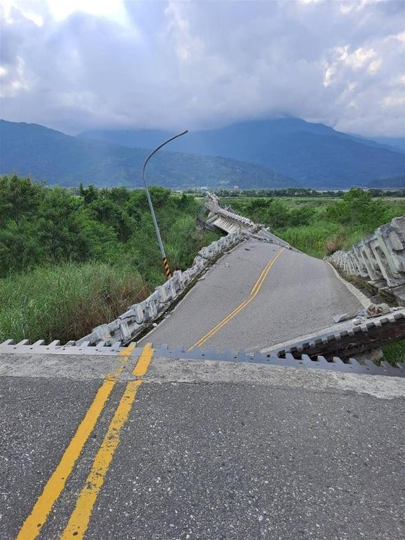 3 người bị rơi khỏi cầu Gaoliao do trận động đất phá vỡ kết cấu cây cầu thành nhiều mảnh.