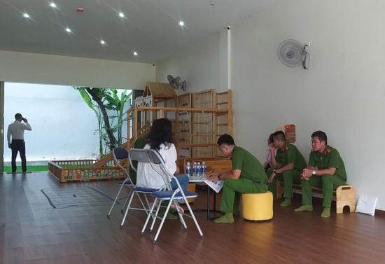 Lực lượng chức năng làm việc với cô Giang và thu thập các video từ camera an ninh để phục vụ điều tra.