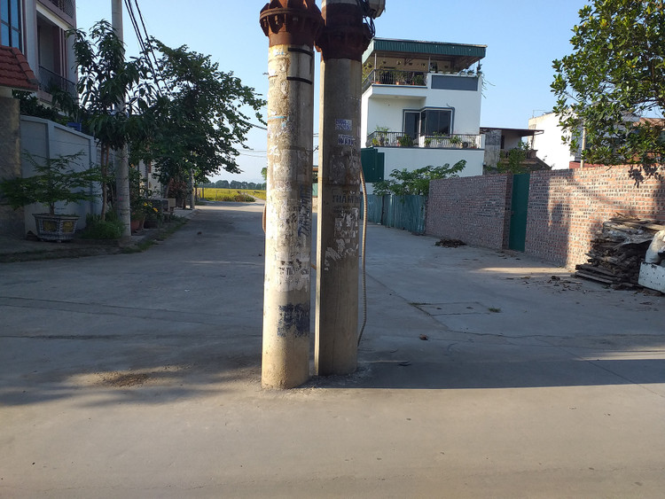 Những cây cột điện án ngữ ở giữa đường mất an toàn giao thông Những cây cột điện án ngữ ở giữa đường mất an toàn giao thông