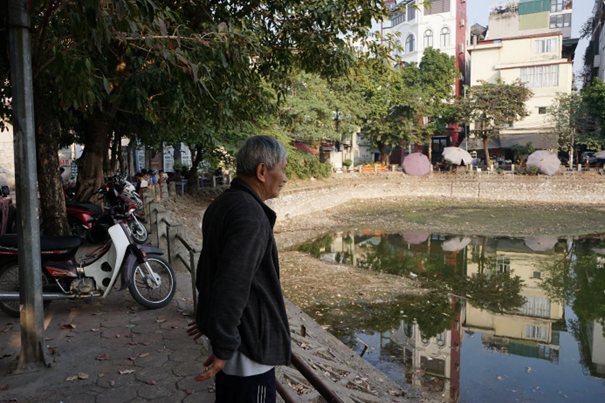 “Tôi ở đây hơn 40 năm. Hồ này trước đây nhiều nước lắm, Công ty cây xanh vẫn đến đây lấy nước để tưới, có lúc hàng chục xe. Năm nay, không biết sao mà nước cạn thế. Lại còn ô nhiễm, cá chết bốc mùi kinh”, ông Đinh Thế Công, năm nay 75 tuổi ở tổ 1 phường Phương Mai cho biết.