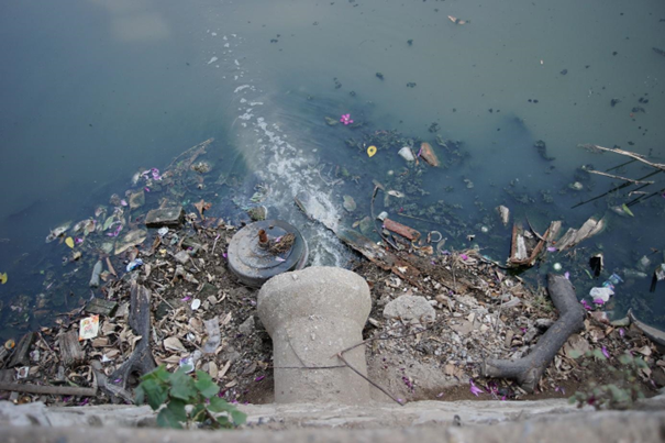 Dù đã được cải tạo nhưng theo người dân sống ở khu vực xung quanh cho biết, nước thải vẫn được dẫn vào hồ.