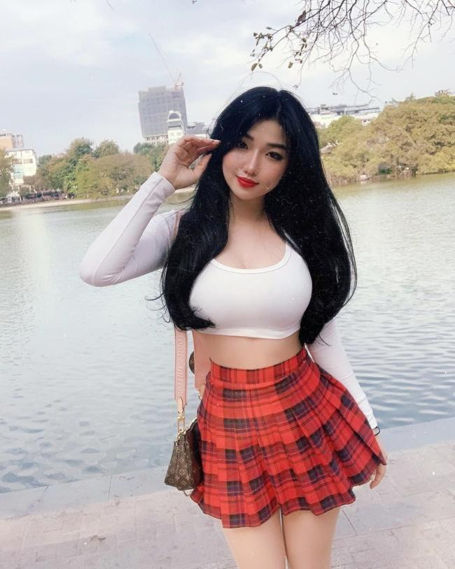 Trên trang cá nhân, cô hóm hỉnh ghi mình là "cô bé bán quần áo". Chẳng những bán, người đẹp còn tự làm người mẫu.