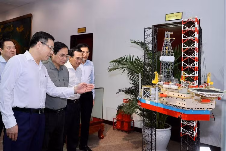 Thủ tướng nghe lãnh đạo Petrovietnam giới thiệu mô hình giàn khoan Tam Đảo 05