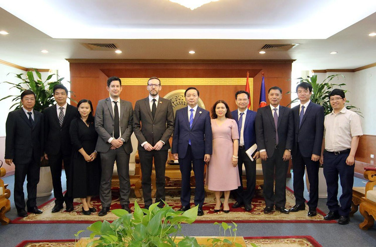 Bộ trưởng Trần Hồng Hà chụp ảnh lưu niệm với Đoàn công tác Đại sứ quán Vương quốc Anh tại Việt Nam