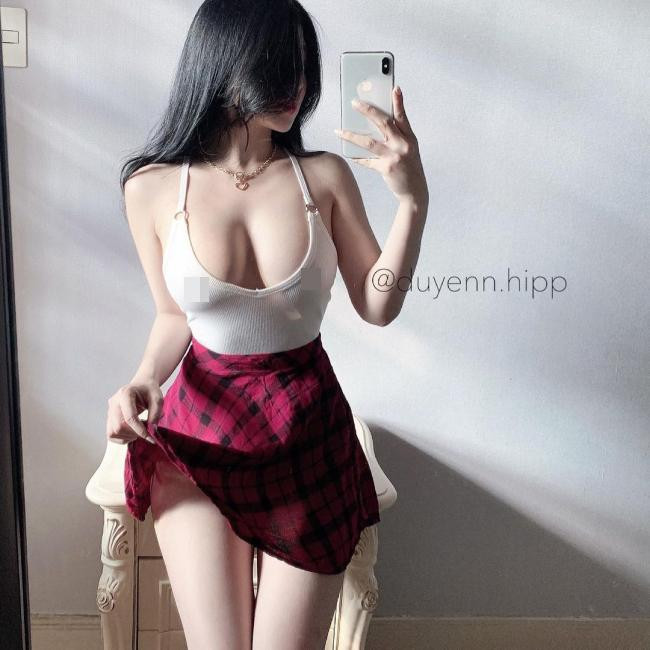 Duyên Híp sở hữu 621K lượt theo dõi trên mạng xã hội, hot girl Sài Thành được cộng đồng mạng biết đến là cô gái có thân hình gợi cảm, thích thả rông, mặc váy xẻ sâu.