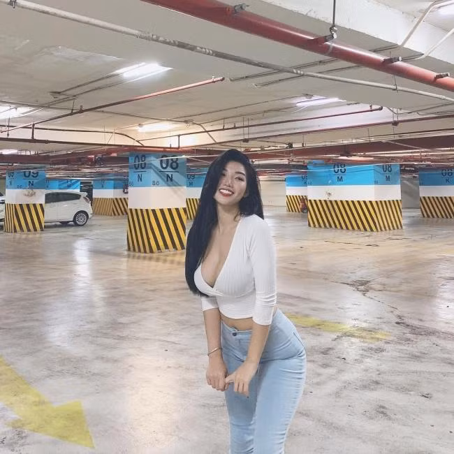 Khi quảng cáo hàng bán, Duyên Híp thường chụp hình không lộ mặt nhưng vẫn thu hút sự chú ý nhờ vóc dáng đẹp.