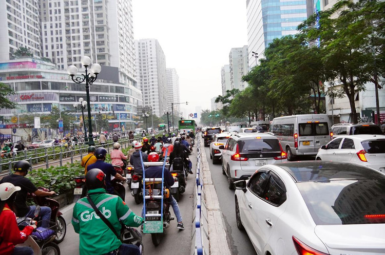 BRT có dải phân cách cứng tách biệt với phương tiện khác. Các phương tiện tham gia giao thông không được phép đi vào làn xe buýt nhanh BRT.