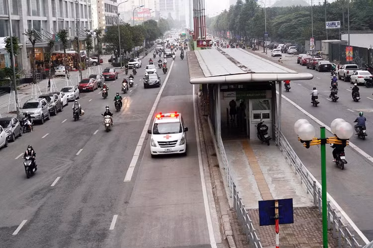 Sở GTVT Hà Nội đã có đề xuất UBND TP cho phép xe khách (trên 24 chỗ), xe cứu thương, xe công vụ, xe buýt thường được đi vào làn đường dành riêng cho buýt nhanh BRT 01.