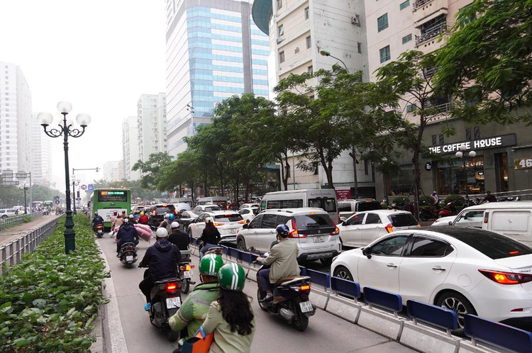 Vào giờ cao điểm, tình trạng xe máy đi vào làn BRT phổ biến, còn ô tô không dám đi vào làn này vì sợ bị “phạt nguội”.