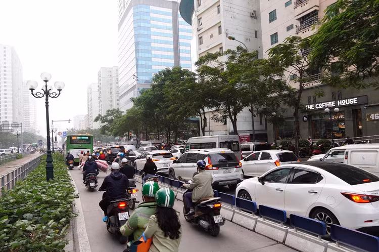 Vào giờ cao điểm, tình trạng xe máy đi vào làn BRT phổ biến, còn ô tô không dám đi vào làn này vì sợ bị “phạt nguội”.