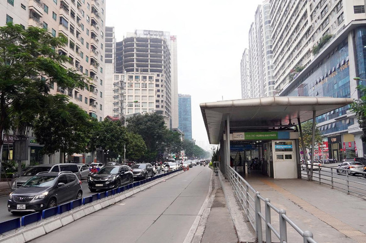 Làn đường chung ken cứng trái ngược với tình trạng trống không ở làn buýt BRT.