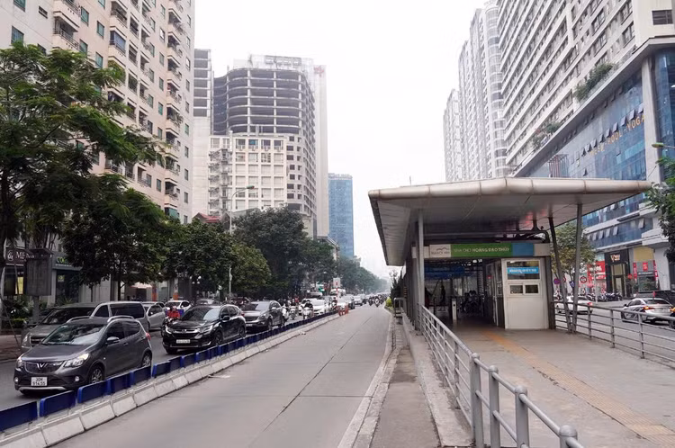 Làn đường chung ken cứng trái ngược với tình trạng trống không ở làn buýt BRT.