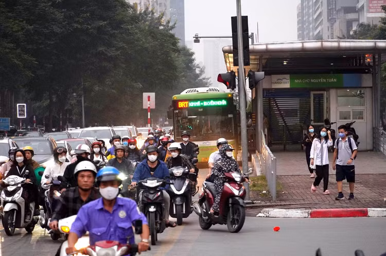 Tại điểm giao cắt ngã tư, các phương tiện khác được đi chung với xe buýt nhanh BRT.