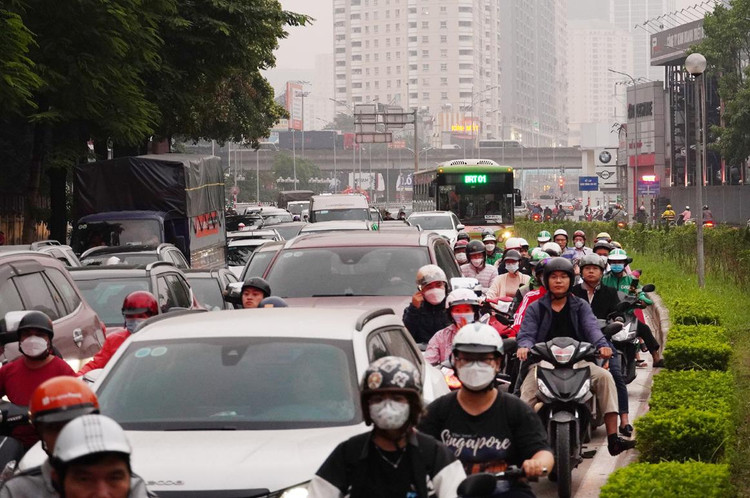 Tuyến đường buýt BRT đi qua như Giảng Võ, Láng Hạ, Lê Văn Lương ... thường xuyên tắc cứng vào giờ cao điểm.