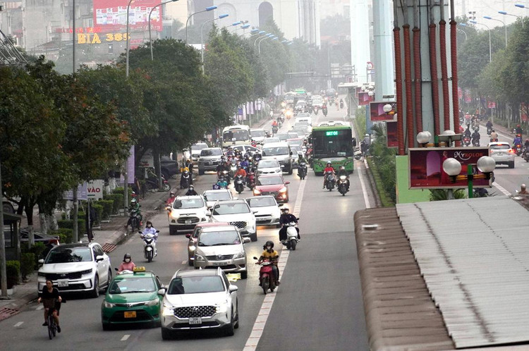 ...nhưng trên thực tế nhiều đoạn phố chỉ có vạch kẻ liền khiến làn BRT vẫn bị xâm phạm.