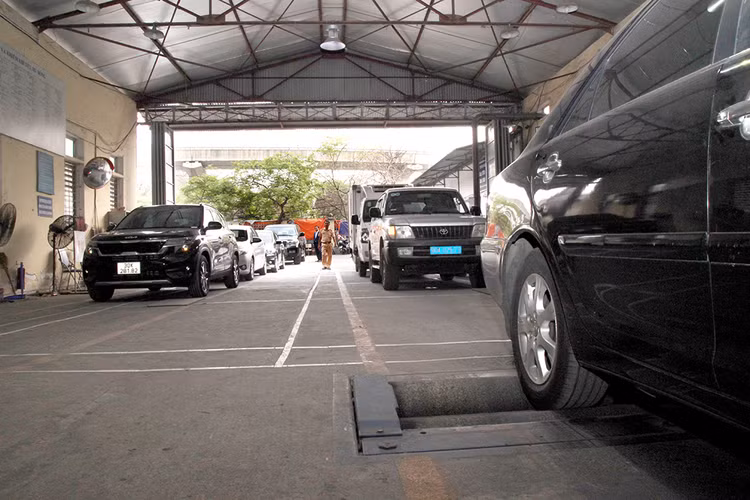 Các phương tiện nối đuôi nhau di chuyển vào dây chuyền kiểm định, mỗi xe mất từ 5 - 10 phút để hoàn thành.