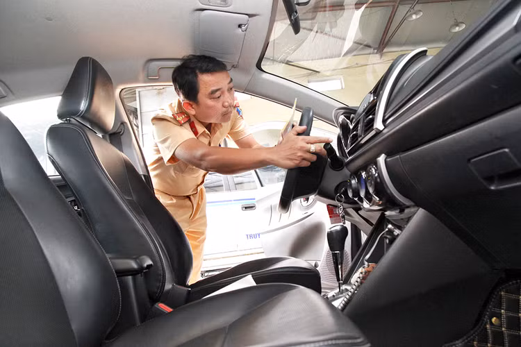 Công việc của các anh là nhận dạng tổng quát cũng như kiểm tra các phần trên của phương tiện.