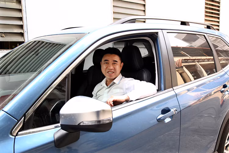 Anh Giang tỏ ra rất vui mừng sau khi đã đăng kiểm xong trong một khoảng thời gian ngắn, anh đang chờ kết quả.