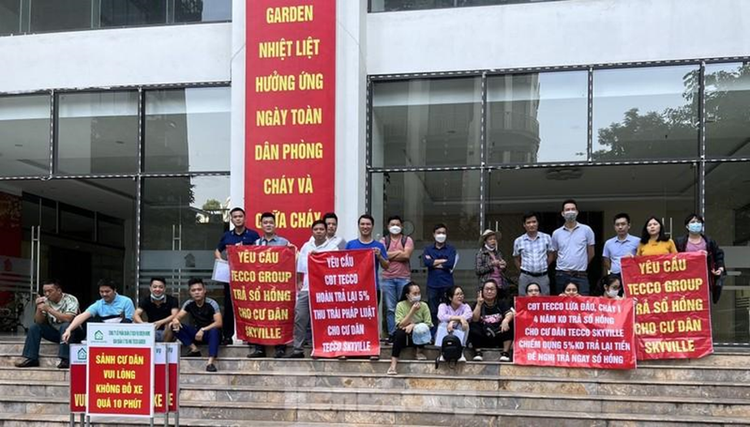 Cư dân chung cư Tecco Skyvillen bức xúc, căng băng rôn, biểu tình tố chủ đầu tư không làm thủ tục cấp sổ đỏ cho cư dân sau hơn 5 năm nhận nhà.