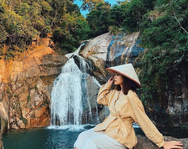 Thác Khe Vằn là một trong những địa điểm du lịch nổi tiếng tại Bình Liêu. Nguồn ảnh: Minh Tuyết