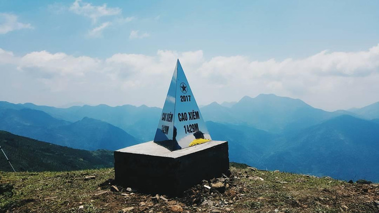 Cột mốc trên đỉnh Cao Xiêm. Nguồn ảnh: @sechiluonkim89.
