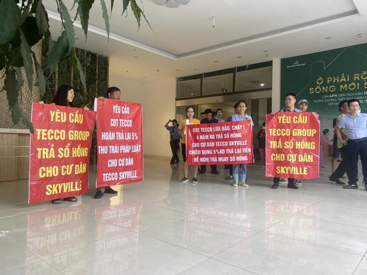 Hình ảnh người dân sinh sống tại chung cư Tecco Skyvillen cầm băng rôn, khẩu hiệu đòi sổ đỏ được lan truyền trên mạng.