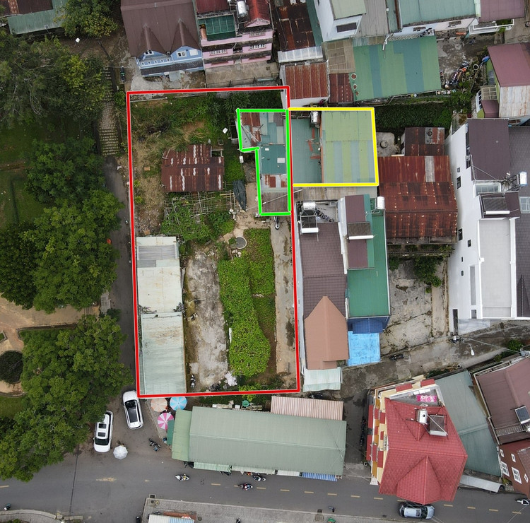 Phần đất của bà Vy, ông Phúc được TAND TP Đà Lạt tuyên thắng kiện (khung đỏ) và phần xây dựng trái phép của bà Hạnh trên phần đất của bà Vy ông Phúc (trong hình vẽ màu xanh). Ảnh chụp ngày 19/9/2023, hình vẽ chỉ mang tính chất tương đối. Ảnh: Lê Xuân Thọ.