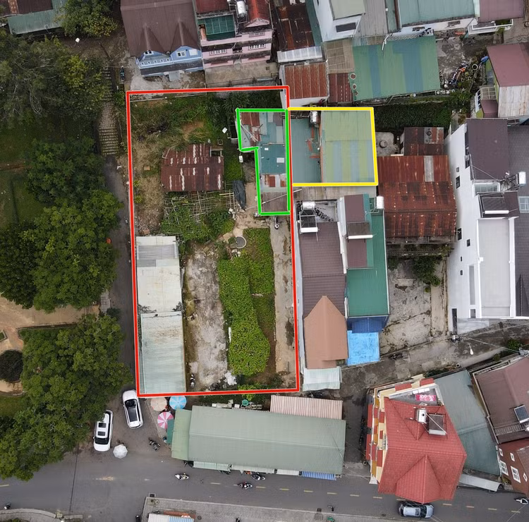 Phần đất của bà Vy, ông Phúc được TAND TP Đà Lạt tuyên thắng kiện (khung đỏ) và phần xây dựng trái phép của bà Hạnh trên phần đất của bà Vy ông Phúc (trong hình vẽ màu xanh). Ảnh chụp ngày 19/9/2023, hình vẽ chỉ mang tính chất tương đối. Ảnh: Lê Xuân Thọ.