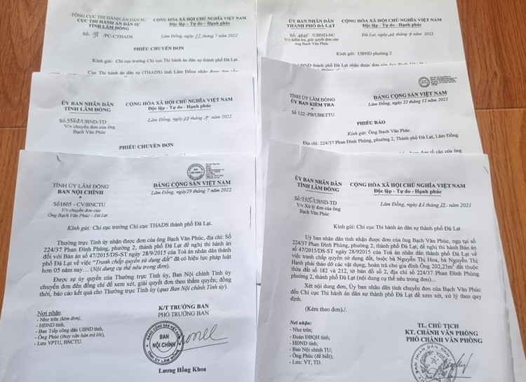 Những năm qua, ông Phúc và bà Vy nhiều lần gửi đơn đến các cơ quan, đề nghị Chi cục Thi hành án dân sự TP Đà Lạt thi hành bản án nhưng vẫn chưa được giải quyết. Ảnh: Lê Xuân Thọ.