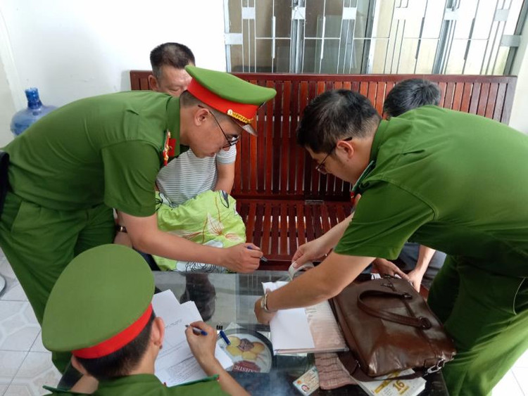 Khám xét nơi ở của vợ chồng Hùng - Nhạn