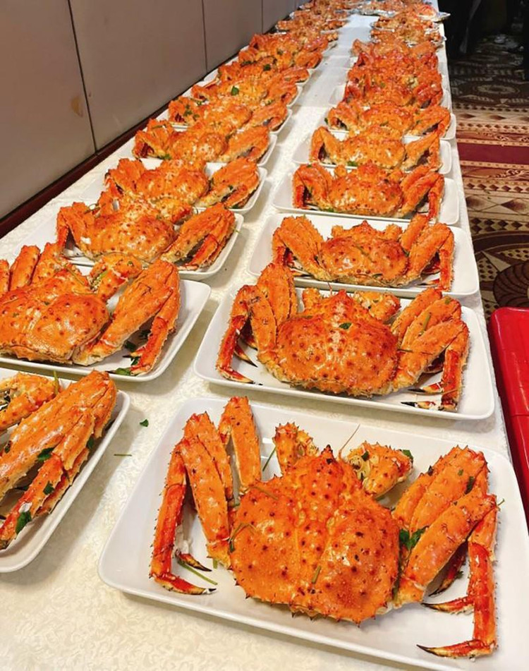 Một đại gia bất động sản chi 210 triệu đồng mua 72 con cua Hoàng đế chiêu đãi nhân viên (Ảnh: Anh Tú)