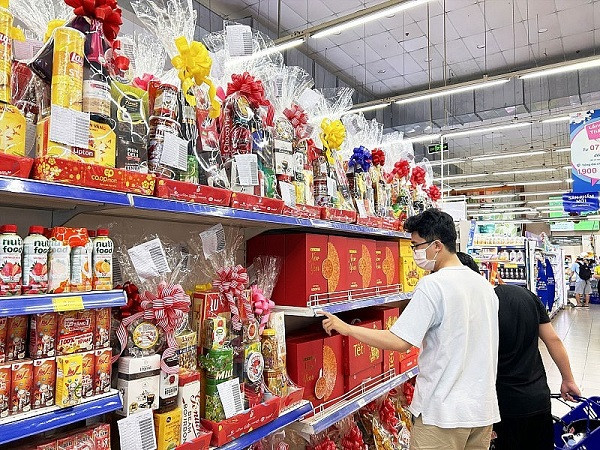 Ảnh 1: Nhiều doanh nghiệp tung ra loạt giỏ quà Tết bình dân, giá mềm.