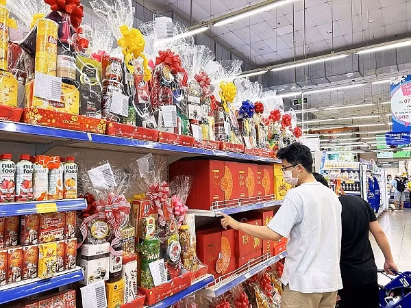 Ảnh 1: Nhiều doanh nghiệp tung ra loạt giỏ quà Tết bình dân, giá mềm.