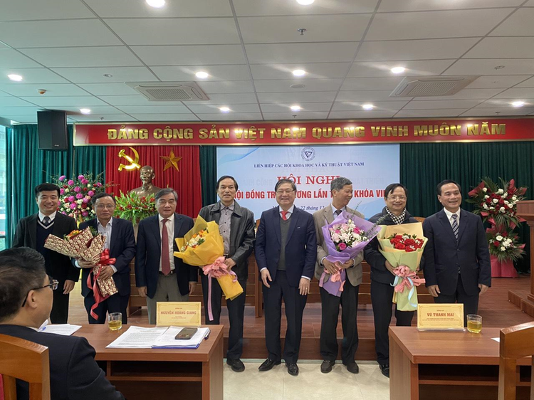 Các đồng chí Ủy viên Hội đồng Trung ương, Uỷ viên Đoàn Chủ tịch Liên hiệp Hội Việt Nam khóa VIII mới được bầu bổ sung.