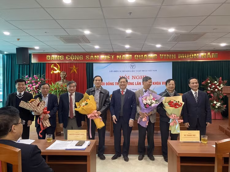 Các đồng chí Ủy viên Hội đồng Trung ương, Uỷ viên Đoàn Chủ tịch Liên hiệp Hội Việt Nam khóa VIII mới được bầu bổ sung.