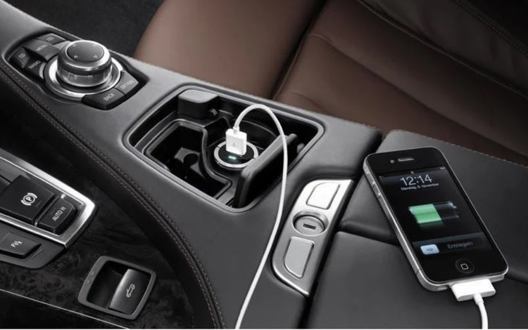 Thói quen sạc điện thoại trên ô tô của nhiều tài xế.