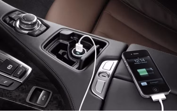 Thói quen sạc điện thoại trên ô tô của nhiều tài xế.
