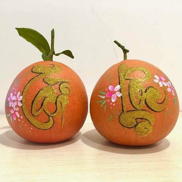 Bưởi đỏ “tiến vua” được nhiều gia đình chọn để chưng trên bàn thờ tổ tiên ngày Tết.