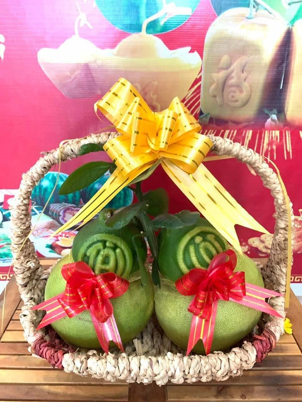 Bưởi hồ lô, khắc chữ “tài - lộc”.