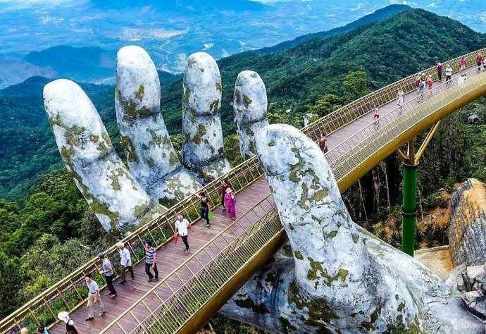 Cầu Vàng tại khu du lịch Sun World Ba Na Hills là điểm đến “mơ ước” của hàng triệu du khách.