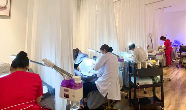 Thẩm mỹ viện cùng thượng khách tất bật làm đẹp đón xuân.