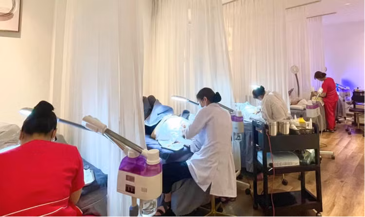 Thẩm mỹ viện cùng thượng khách tất bật làm đẹp đón xuân.