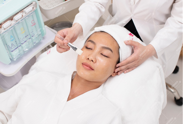 Chị em tranh thủ chăm sóc da sáng, khoẻ để luôn đẹp rạng ngời.