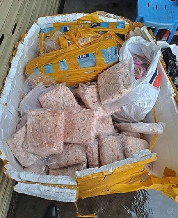 Các loại thực phẩm đặc sản “bàn nhậu” không rõ nguồn gốc, xuất xứ tại cơ sở kinh doanh do ông Trị làm chủ. Ảnh: Sở ATTP TP HCM